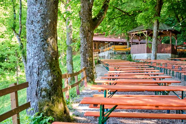 Blick auf die Biertische und Bierbänke auf einem Keller.