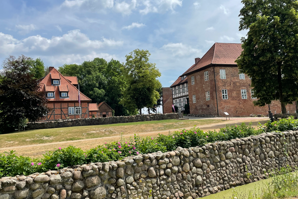 rechts das Brauhaus, kinks das Quergebäude des Haupthauses mit Rittersaal