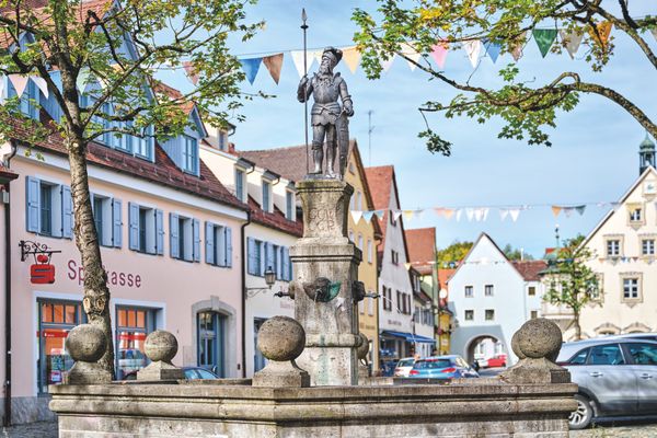 Ein Brunnen, auf dem ein Ritter auf einer Steinsäule steht.