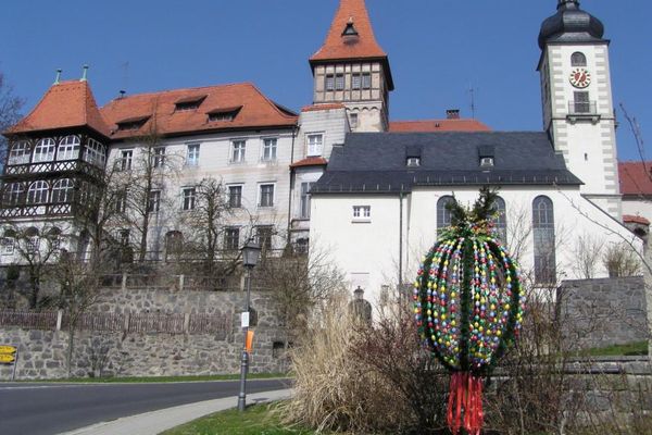 Auf dem Bild ist das Schloss Brand vom unteren Teil des Dorfes aus fotografiert zu sehen.