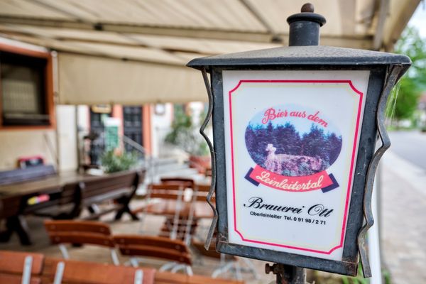 Blick auf eine Laterne mit Logo der Brauerei.