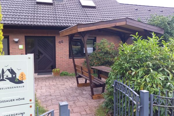 der Vorgarten mit neuer Sitzgruppe