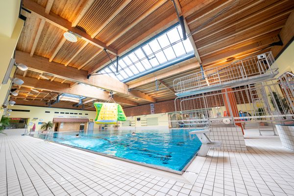 Plantsch Schongau Schwimmerbecken mit Sprungturm