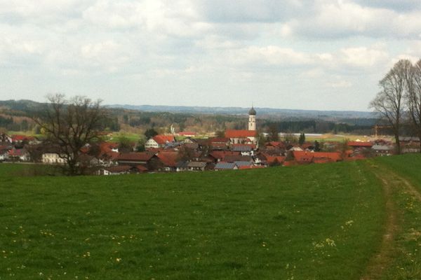 Von der Hochfläche hat man einen wunderschönen Weitblick auf Antdorf