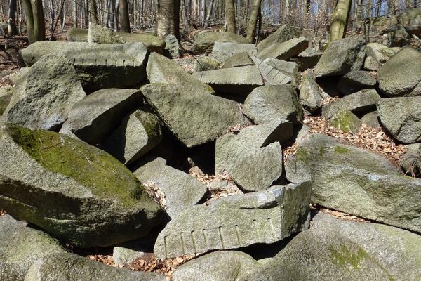 Spuren des Steinbruchs