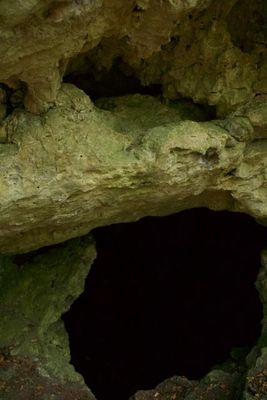 Detailaufnahme vom Felsloch der Höhle.