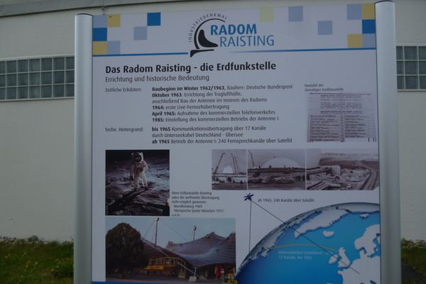 Mehrere Informationstafeln rund um das Radom liefern interessante Details zu dessen Geschichte und Funktionsweise.