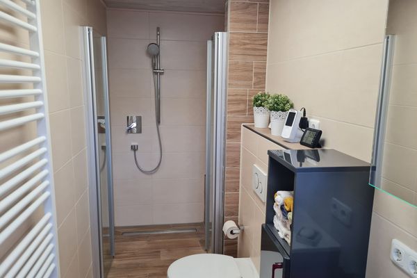 Dusche u. WC im EG