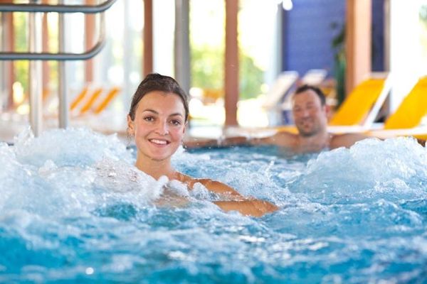 Auf dem Foto ist die Lohengrin-Therme in Bayreuth abgebildet.