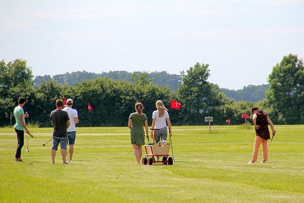 Eine Gruppe spielt Swingolf in Niendorf I
