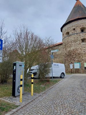 Auf dem Bild ist die E-Ladestation für Elektro-Autos in Hohenberg a.d.Eger zu sehen.