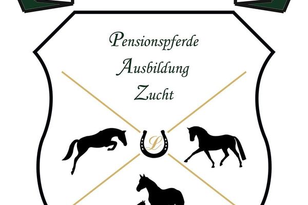 Der Betrachter blickt auf das wappenähnliche Logo der Reitanlage.