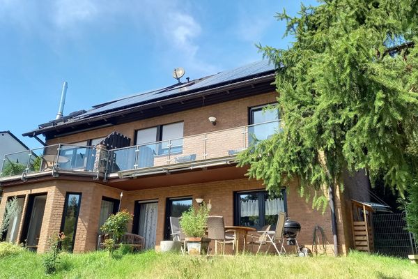 der groÃe Balkon der Wohnung Ã¼ber dem Erker