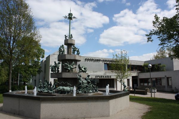 Brunnen und Haus