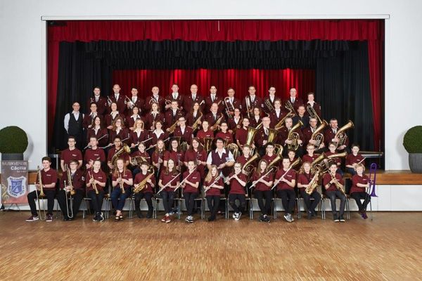Das Orchester des Musikvereins Cäcilia Bad Soden präsentiert sich auf einer Bühne mit ihren Instrumenten
