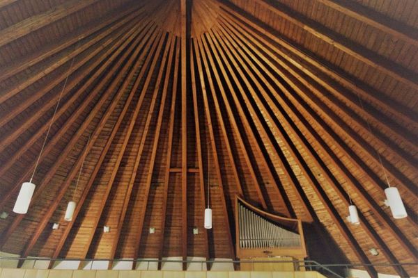 Die Himmelfahrtskirche beeindruckt durch eine meterhohe Holzdecke, welche sich sonnenstrahlenförmig vereint. Eine schlichte Orgel ziert die Empore.