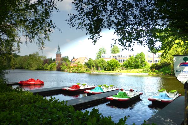 Tretboote am Bootsanleger am Kurpark am See