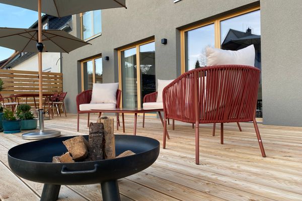 etailaufnahme von der Terrasse mit Sitzgelegenheit und Feuerschale