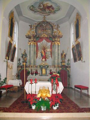 Weihnachtlich geschmückter Hochaltar der Pfarrkirche St. Martin in Konzell.