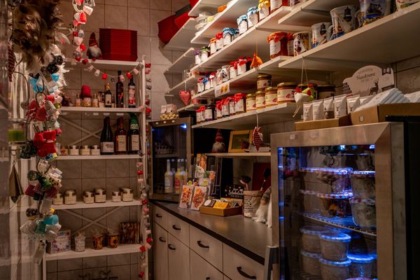 Verkaufsregale im Hofladen Joost mit verschiedenen Produkten wie z.B. Marmelade und Sülze