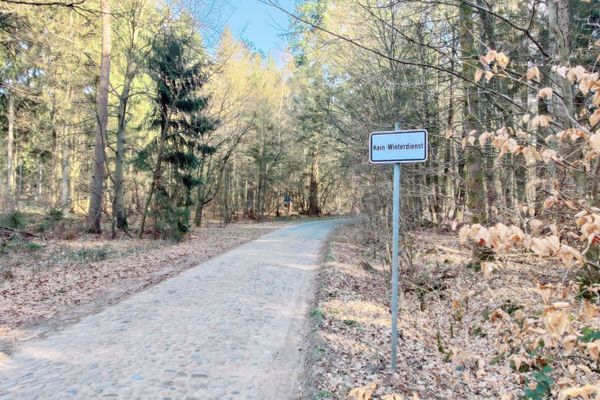 Zwischen Solchstorf und dem Riesenmoor verläuft diese alte Waldstraße mit Kopfsteinpflaster – ein stiller Weg durch die Wälder der Lüneburger Heide. Das Schild „Kein Winterdienst“ markiert den Übergang zu einem asphaltierten Abschnitt. Ein Ort für alle, die Ruhe und Natur schätzen.