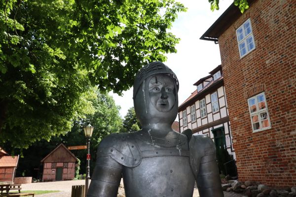 Oberer Bereich des Ritters, der am Eingang des Burggeländes steht