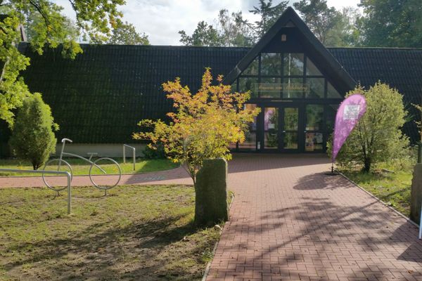 Eingangsbereich des Handwerksmuseums Suhlendorf mit modernem Museumsgebäude.