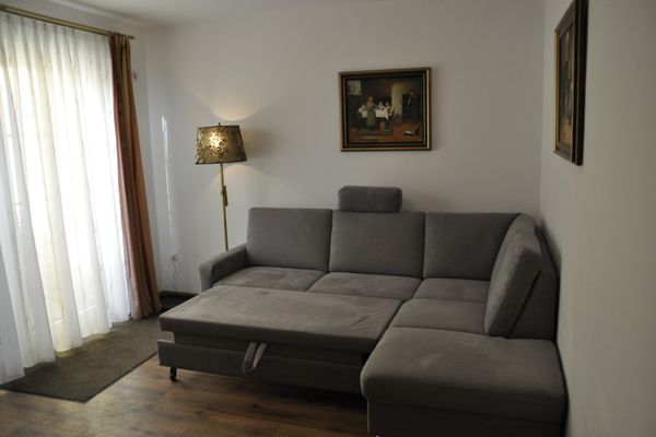 Ferienwohnung Geisbergblick - Wohnzimmer mit ausziehbarer Couch