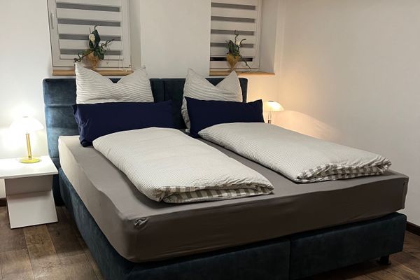 Schlafzimmer 1: mit Doppelbett Boxspringbett