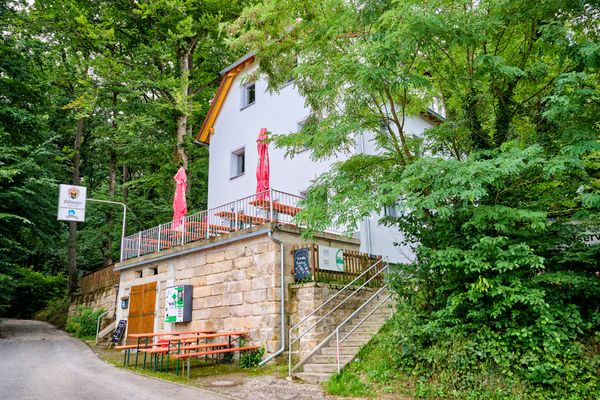 Blick auf ein Haus in Hanglage.