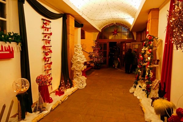 Eine Weihnachtsausstellung in der Rentmeisterei in Bad König mit rot-weißer Weihnachtsdekoration.