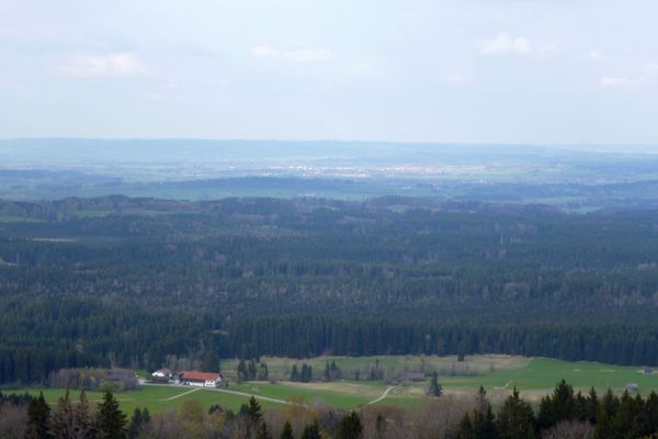 Bei klarer Sicht reicht der Blick nach Norden bis zum Ammersee und Starnberger See.