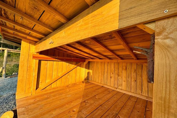 Blick in die offene Holzschlafhütte