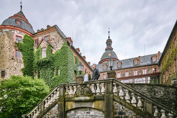 Im Herzen der hessichen Fachwerkstadt Laubach liegt das Schloss der Grafen zu Solms-Laubach. Neben dem Schlossensemble mit seinen Wirschaftsgebäuden reiht sich an der Rückseite der weitläufige Schlossgarten an, der Erholungs- und Begegnugsort sowie Raum für Gartenfestivals und andere Veranstaltungen ist.