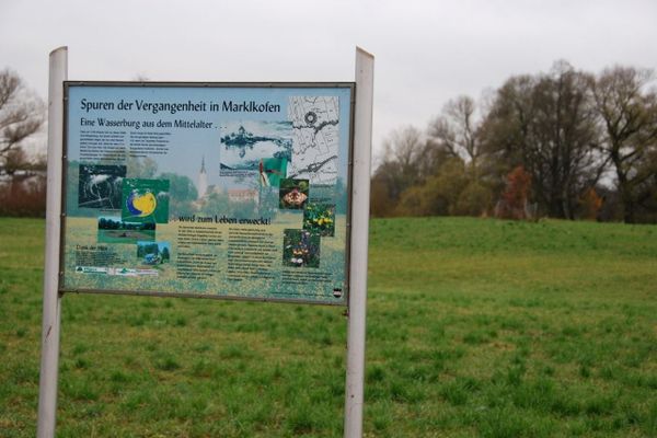 Wasserburg Marklkofen mit Infotafel