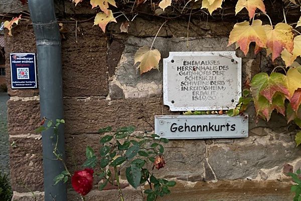 Ein historisches Haus in Amöneburg mit einem dunkelblauen Schild und QR-Code ist zu sehen.