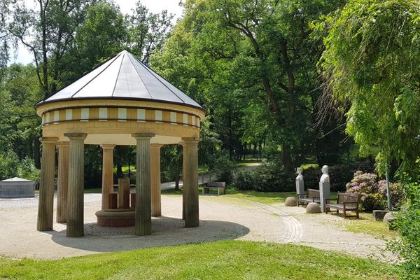 Quellenplatz mit Monopteros und Trinkbrunnen