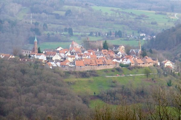 Blick vom Aussichtssturm Ochsenkopf auf die Feste Dilsberg