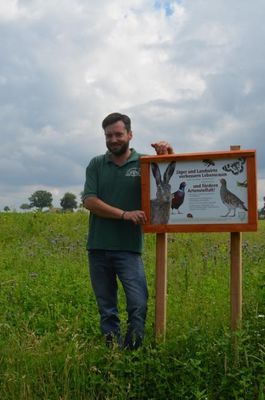Wir sind nah an unseren Kunden und machen viel Aufklärungsarbeit, erzählt Daniel Singer. Dazu gehört auch das Aufstellen von Schildern an Feldern und dem Waldrand.
