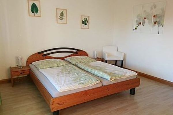 Schlafzimmer mit Doppelbett