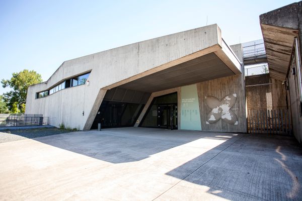 Eingang des Museum Grube Messel, Gebäude aus Sichtbeton.