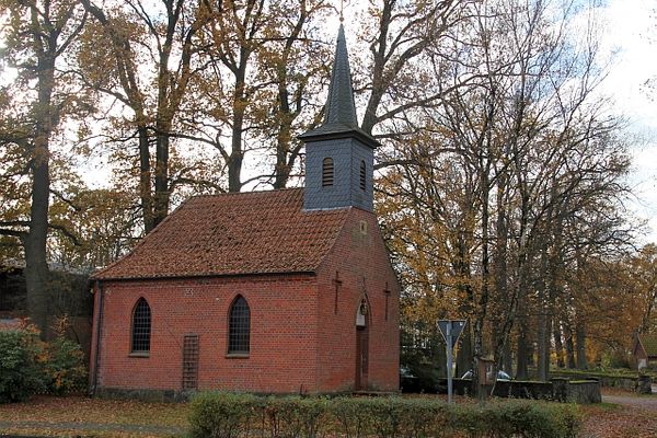 Eine kleine rote, neugotische Backsteinkirche mit einem kleinen Kirchturm in Groß Thondorf