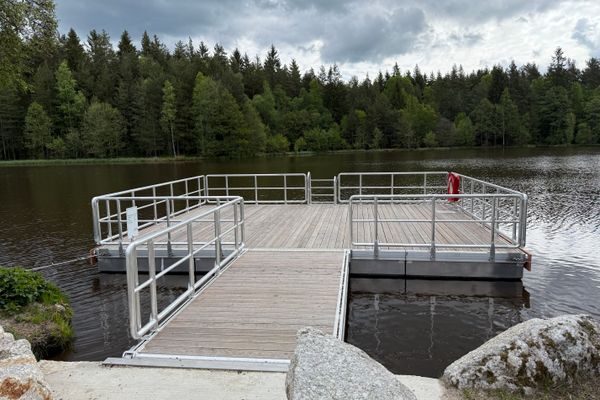 Auf dem Bild ist ein schwimmender Steg am Nageler See zu sehen.