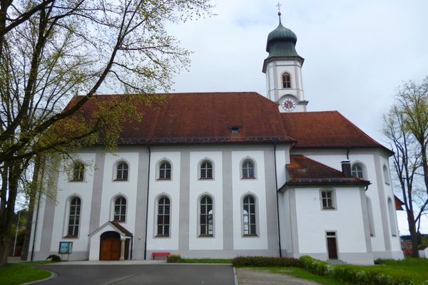 Die Pfarrkirche Mariä Heimsuchung in Lechbruck.