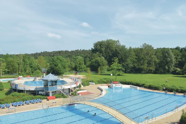 Außenbereich des Freibads Rosenbad in Bad Bevensen mit mehreren Schwimmbecken und umliegenden Grünflächen.