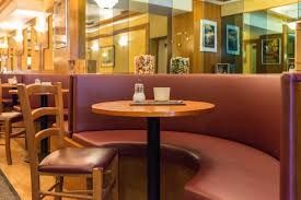 Der Betrachter blickt auf ein gemütliches Sitzeck in der Pizzeria.
