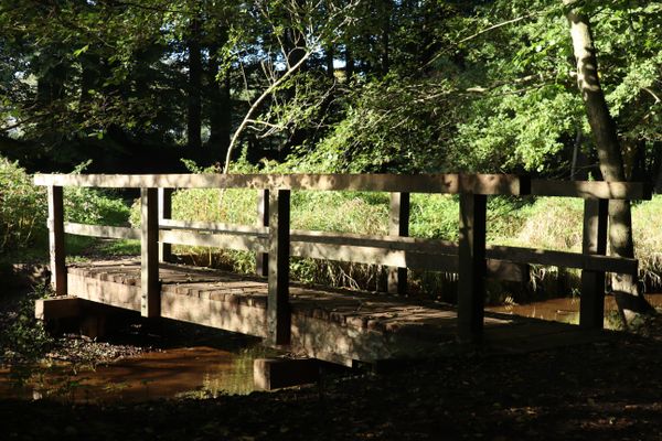 Die Sonnenscheinbrücke, eine Holzbrücke führt über den Bach "Fulde"