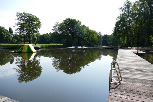 Badesee Strandbad Dorfmark, auf dem See schwimmt eine Kletterburg