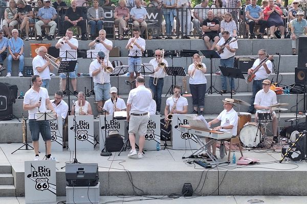 Die Musiker und Musikerinnen Big Band Route 66 in weißen Band-Tshirts auf der Bühne der Arena in der Salz