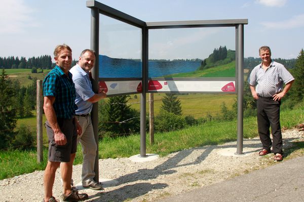 Ein Durchsicht-Panorama läßt die Ausmaße des Wildsteiger Sees erahnen.